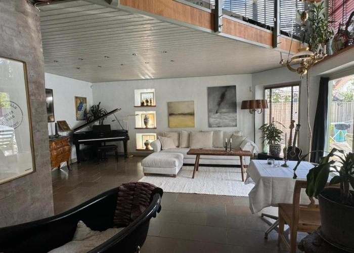 Modernt hus nära stad och strand