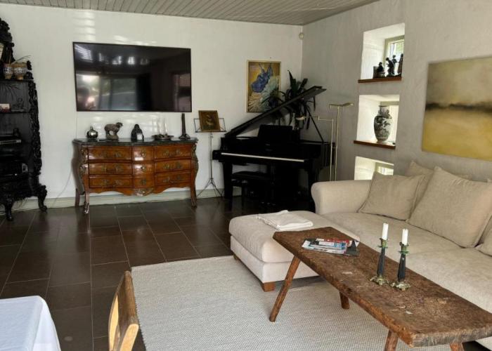 Modernt hus nära stad och strand