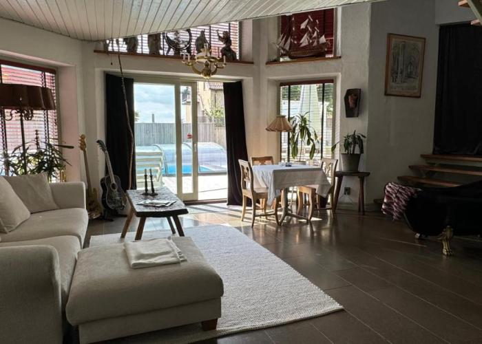 Modernt hus nära stad och strand