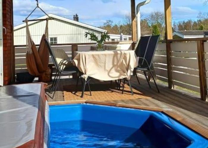 Havsnära villa med badtunna