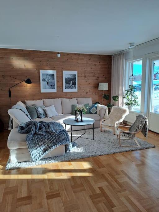 Havsnära villa med badtunna