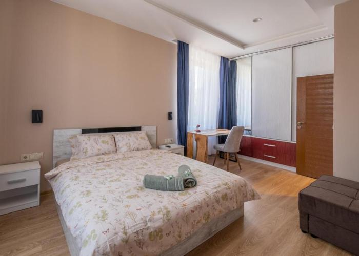 3BDR, Top Center Retreat, Sofia Heart, FREE Parking