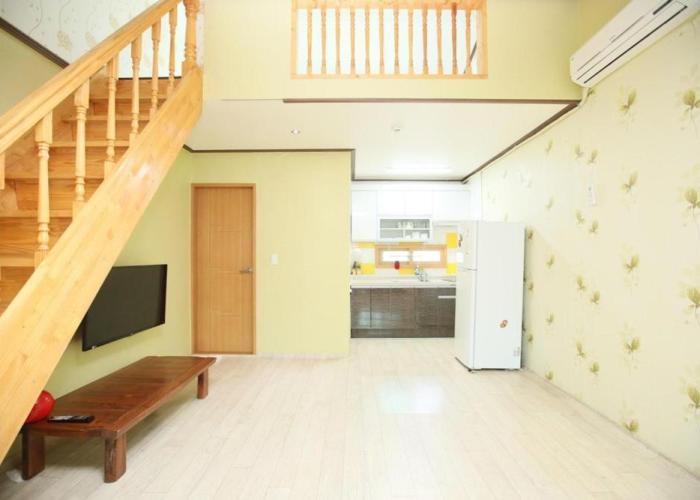 Suncheon Bay Wind Hill House