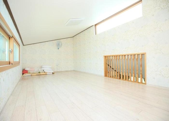 Suncheon Bay Wind Hill House