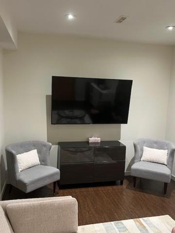 Cozy and modern Pemberton Heights Suite