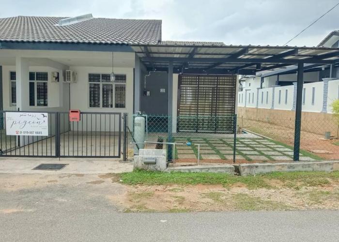 Cozy, Spacious Gambang Homestay