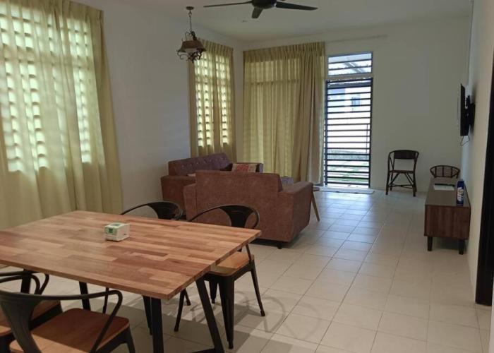 Cozy, Spacious Gambang Homestay