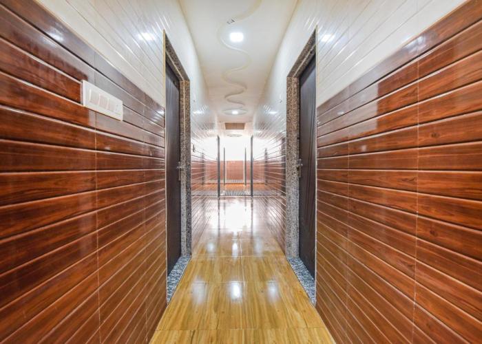 FabHotel Maa Gayatri Sadan - Nr Pram Mandir Shree Banke Bihari Temple