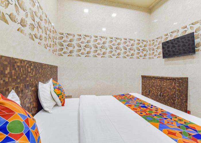 FabHotel Maa Gayatri Sadan - Nr Pram Mandir Shree Banke Bihari Temple