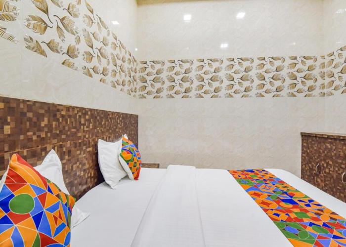 FabHotel Maa Gayatri Sadan - Nr Pram Mandir Shree Banke Bihari Temple
