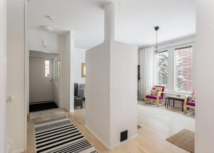 Lakeside Retreat near the University, with 2 free parking spots