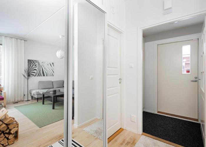 Lakeside Retreat near the University, with 2 free parking spots