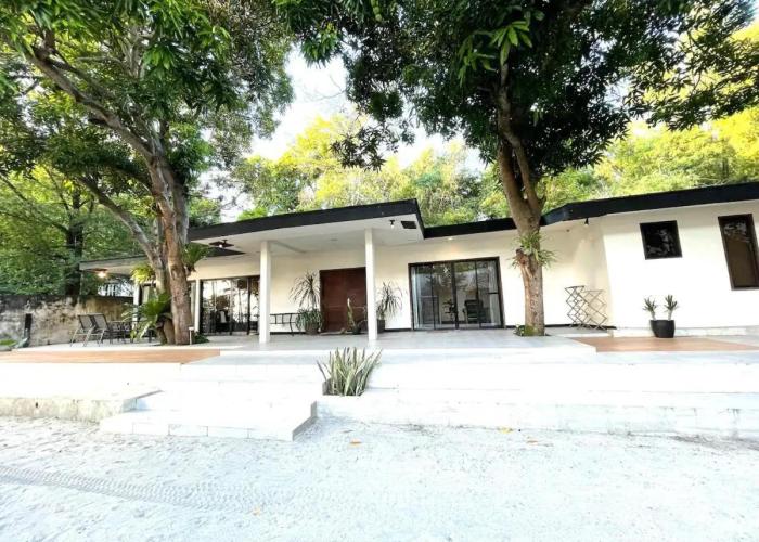 Secluded 4BD Beach Villa, Fast Wifi, Pet Friendly