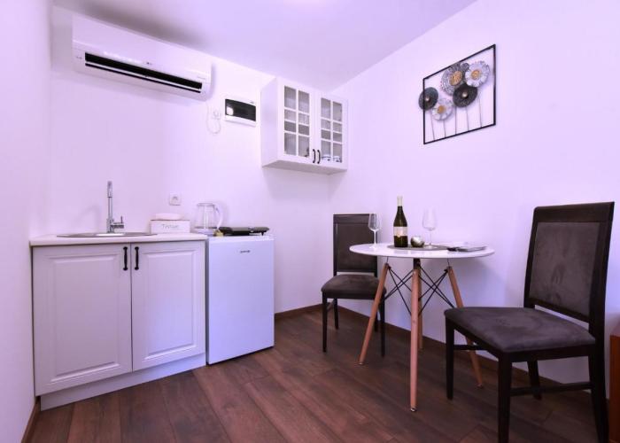 Airport Apartments TRI HRASTA