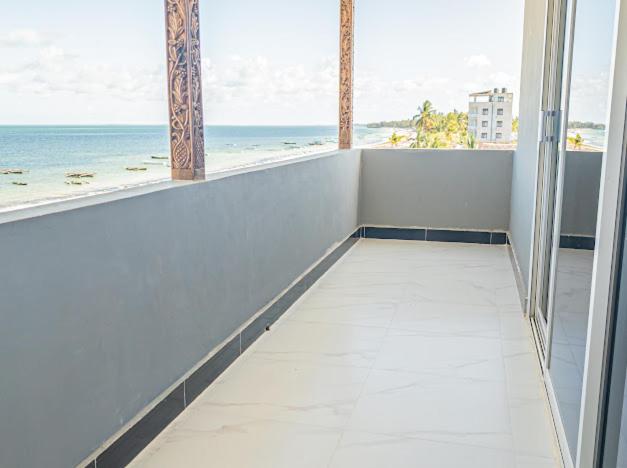 Uroa Escape - Zanzibar Beach Front Condo -AC - WIFI