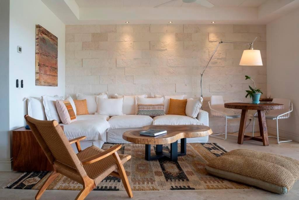 Great Family-Friendly condo inside the gates