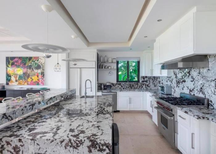 Great Family-Friendly condo inside the gates