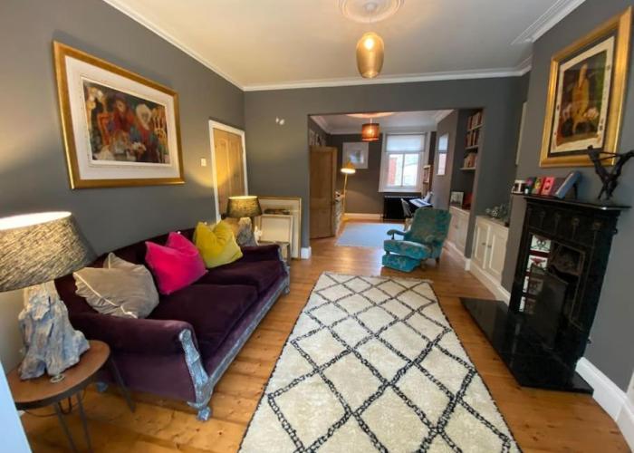 Large 4 Bedroom Family home in centre Winchester