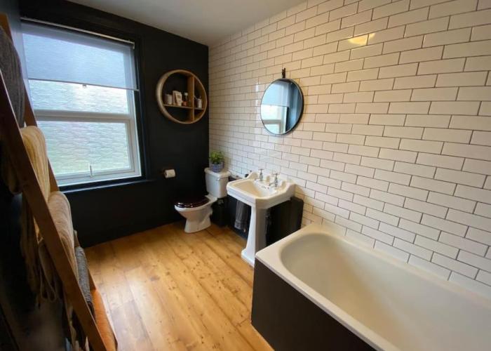Large 4 Bedroom Family home in centre Winchester