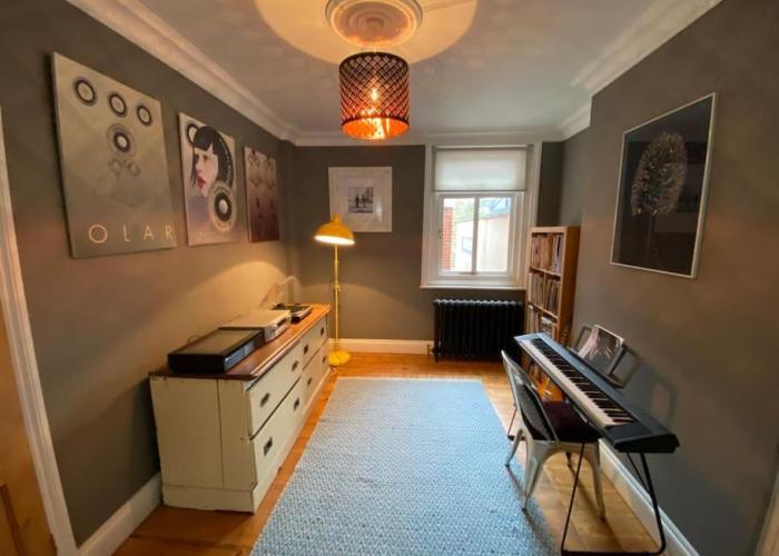 Large 4 Bedroom Family home in centre Winchester