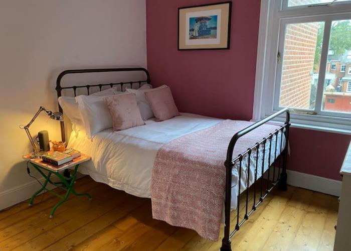 Large 4 Bedroom Family home in centre Winchester
