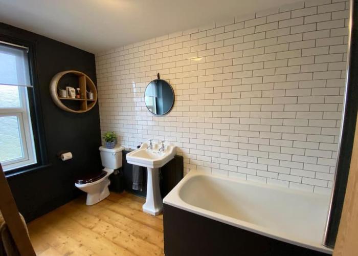 Large 4 Bedroom Family home in centre Winchester