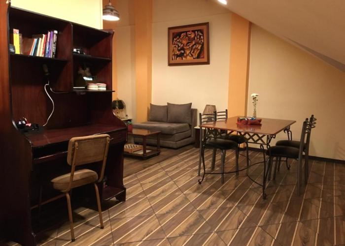 ACOGEDOR DEPARTAMENTO EN CENTRO HISTÓRICO-Cuenca