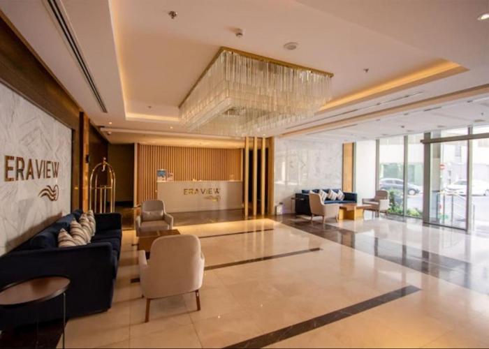 High Floor 31 with Skyline View