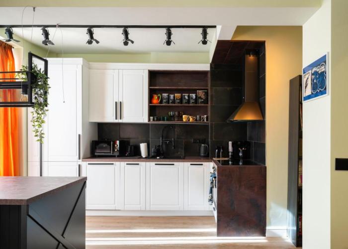 Urban Charm & Comfort - Chic 2BD in Prime Location by Flat Mаnager