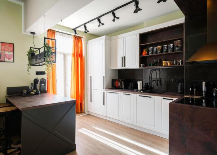 Urban Charm & Comfort - Chic 2BD in Prime Location by Flat Mаnager
