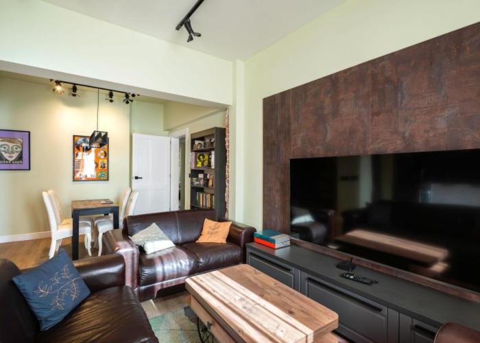Urban Charm & Comfort - Chic 2BD in Prime Location by Flat Mаnager
