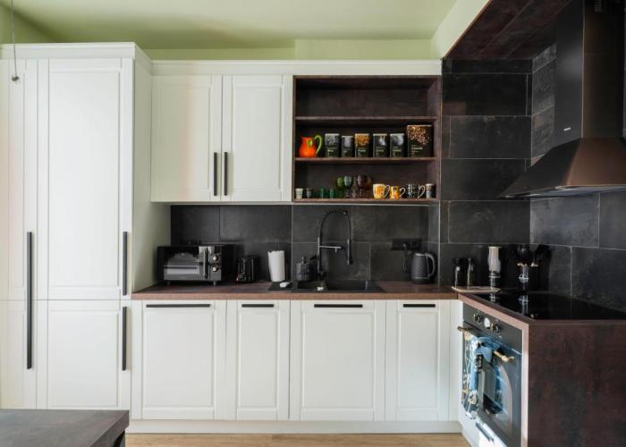 Urban Charm & Comfort - Chic 2BD in Prime Location by Flat Mаnager