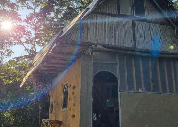 Sweet little cabin in ecological artist community