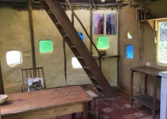 Sweet little cabin in ecological artist community