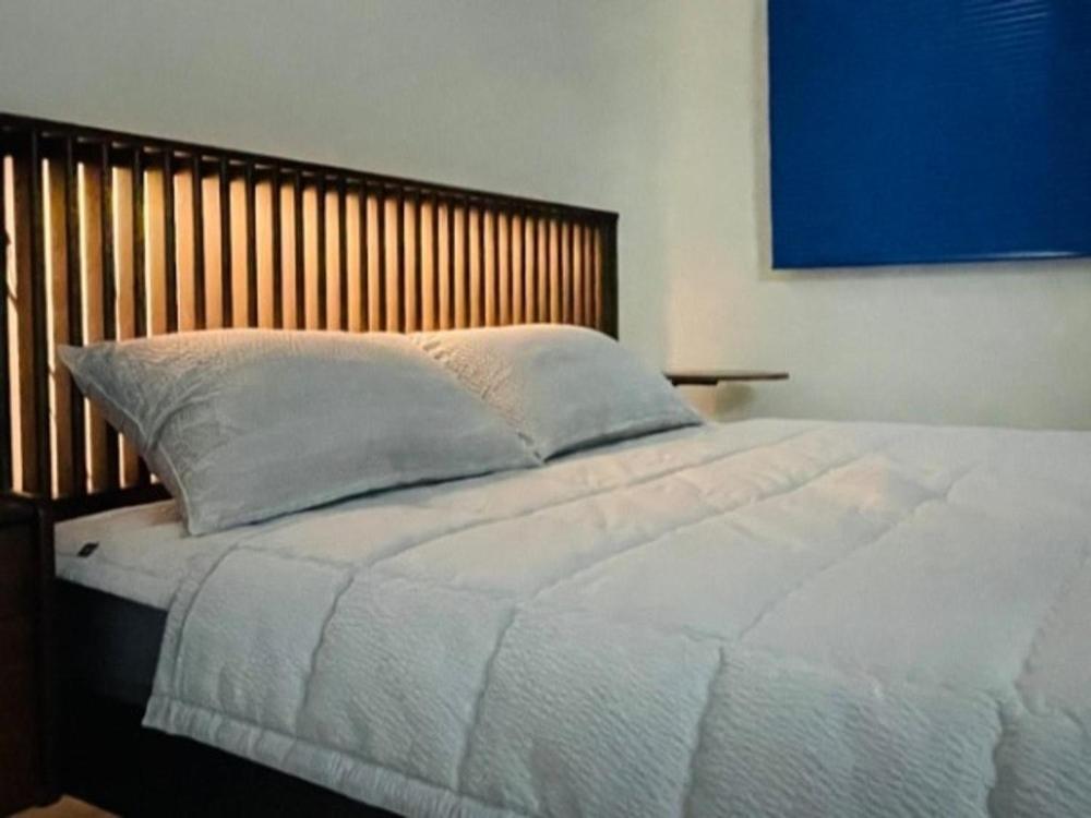 Iksan Dalgwa 7 Pence Pension with dogs