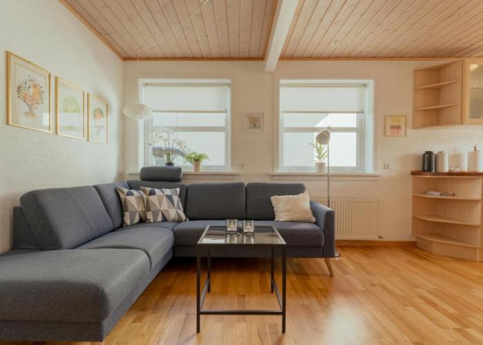 Lovely 2 BR Apartment - Parking - Quiet Street