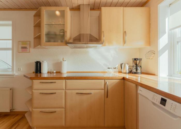 Lovely 2 BR Apartment - Parking - Quiet Street