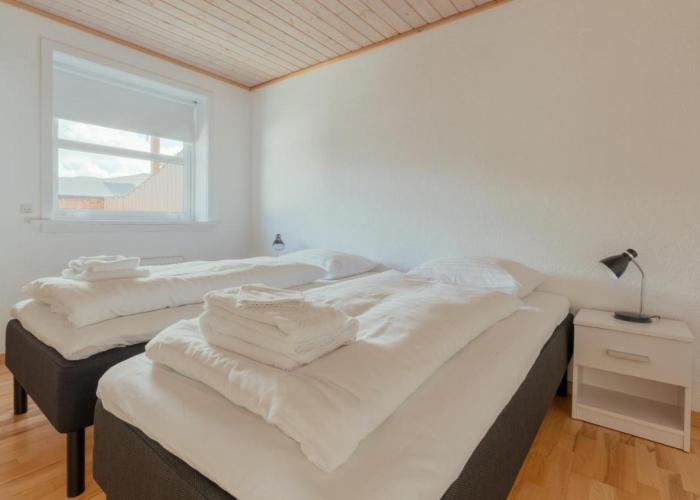 Lovely 2 BR Apartment - Parking - Quiet Street