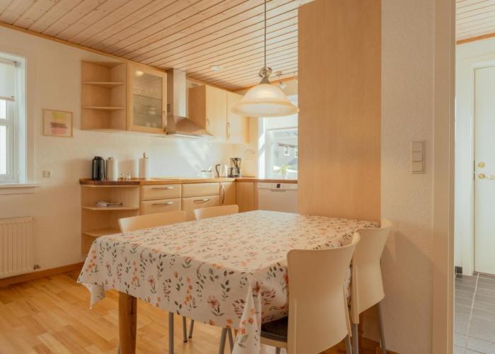 Lovely 2 BR Apartment - Parking - Quiet Street
