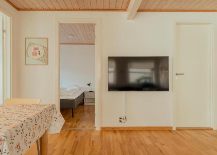 Lovely 2 BR Apartment - Parking - Quiet Street