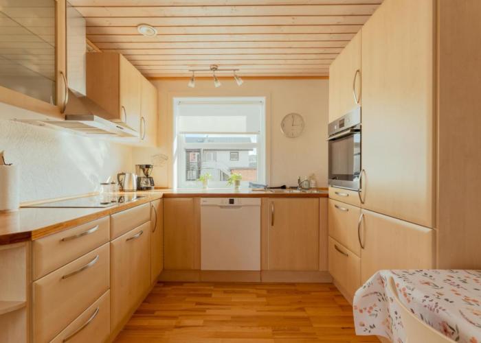 Lovely 2 BR Apartment - Parking - Quiet Street