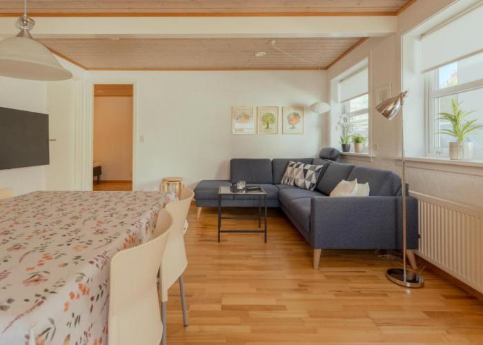 Lovely 2 BR Apartment - Parking - Quiet Street