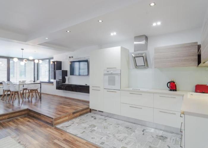 Spacious and modern apt, 6 guests, Central station, self check-in