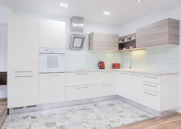 Spacious and modern apt, 6 guests, Central station, self check-in