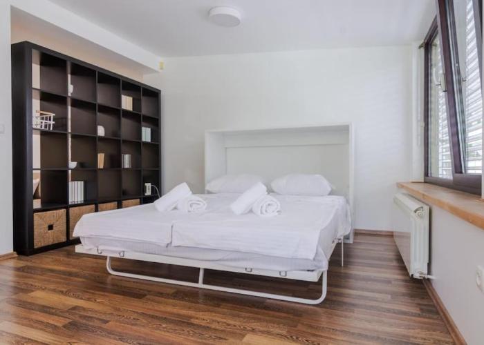 Spacious and modern apt, 6 guests, Central station, self check-in