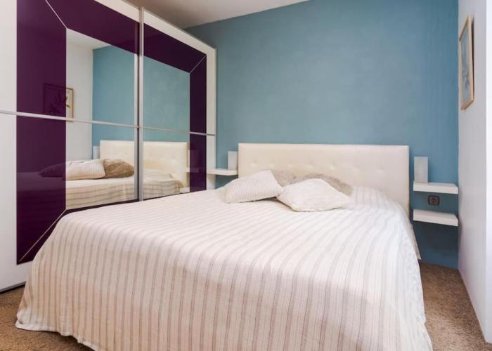 Spacious and modern apt, 6 guests, Central station, self check-in