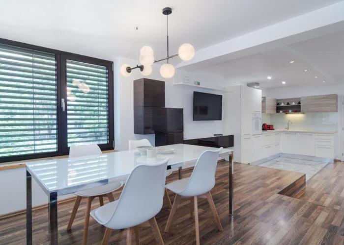 Spacious and modern apt, 6 guests, Central station, self check-in