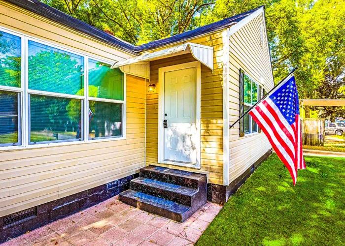 Mid-Town Cave for 6 Guests 3 Bedroom 1 Bath