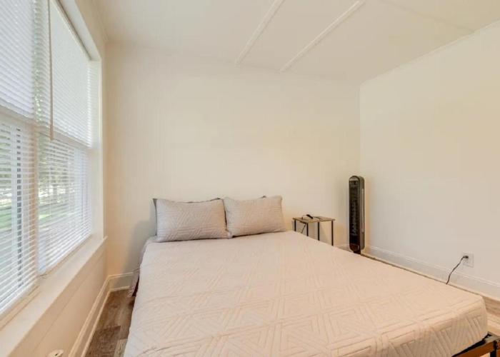 Mid-Town Cave for 6 Guests 3 Bedroom 1 Bath