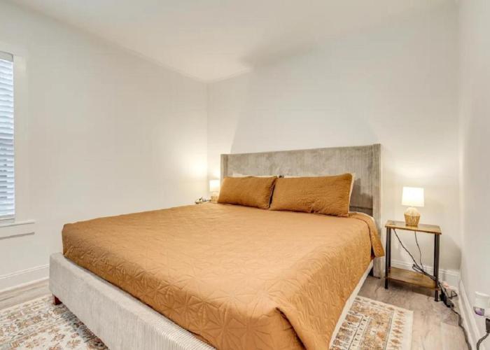 Mid-Town Cave for 6 Guests 3 Bedroom 1 Bath